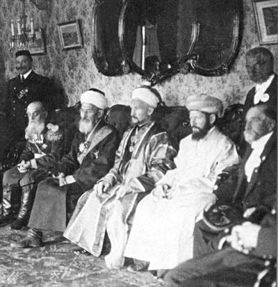 Мухаммедьяр Султанов — второй слева. 1911 г.