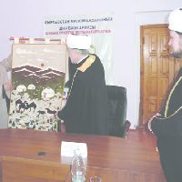 Муфтий Чубак Ажи  вручает лидеру мусульман Росии муфтию Равилю Гайнутдину памятный подарок. Бишкек, 2 декабря 2011 г.