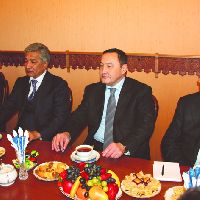 В состав делегации также вошли директор Госагентства  по делам религий Казахстана Кайрат Лама Шариф (крайний справа)  и посол Казахстана в Москве Заутбек Турисбеков (второй справа)    