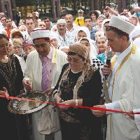 Красную ленту торжественно перерезала мать главного мецената строительства мечети Рината Ахметова - Някия Ахметова