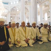 Российских мусульман представляла делегация Совета муфтиев России во главе с первым заместителем муфтия Дамиром Мухетдиновым (слева)
