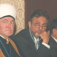 Муфтий шейх Равиль Гайнутдин (слева) и гость из Турции Мехмет Пачаджи (справа)