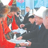 Президент Кыргызстана Алмазбек Атамбаев на праздничных мероприятиях