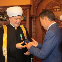 Председатель Сената Парламента Республики Казахстан Кайрат Мами вручил муфтию государственную награду Орден «ШАПАГАТ»
