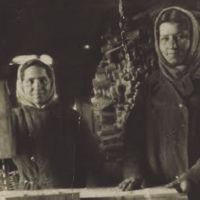 Крымские татарки на заводе у деревообрабатывающего станка. Марийская АССР, пристань Орехов Яр, 28 марта 1954 г.